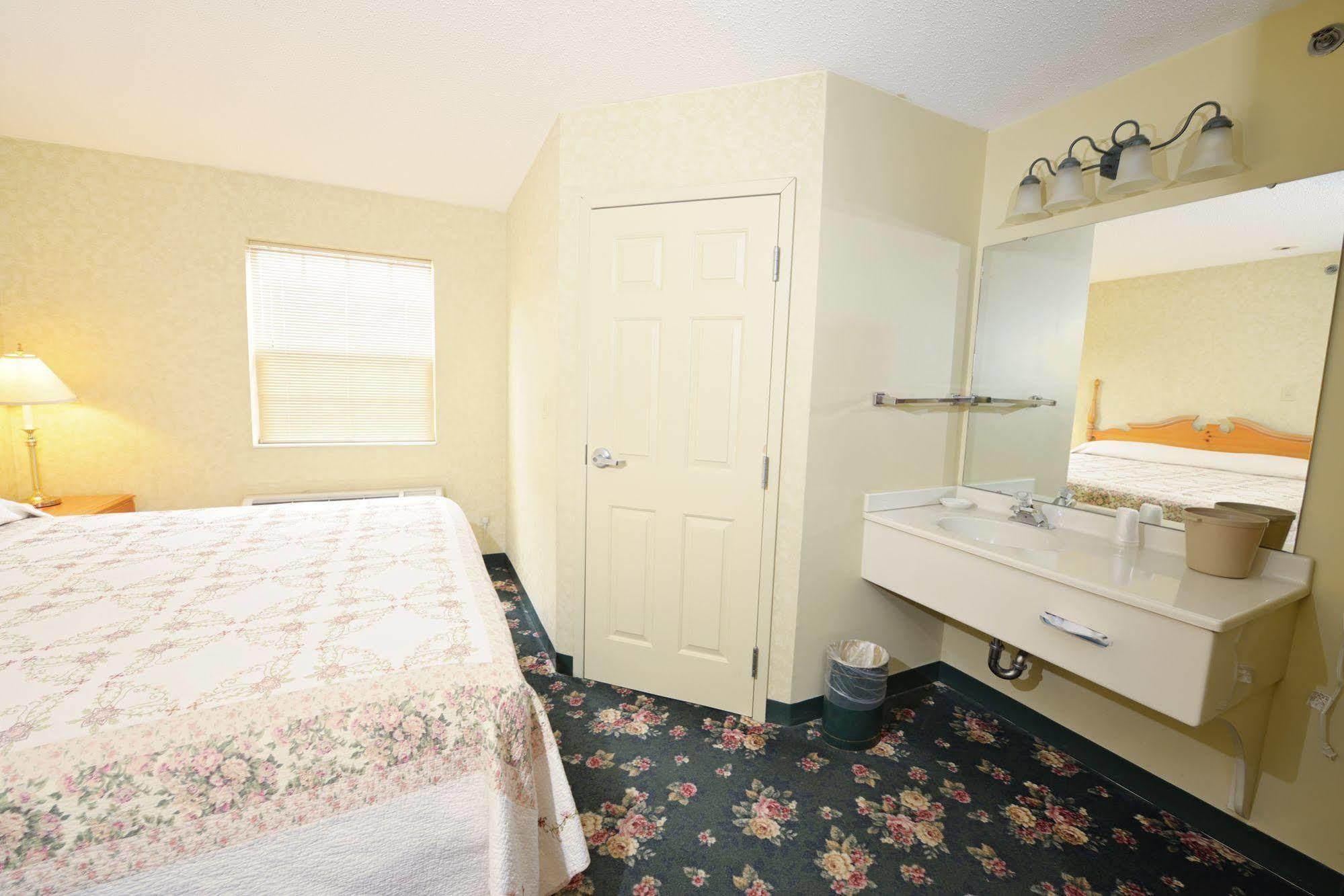 Ourguest Inn & Suites Downtown Port Clinton Extérieur photo
